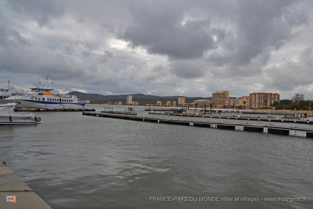 Bormes les mimosas 2.JPG - Le port.  Le 05 décembre 2014 sous la pluie.